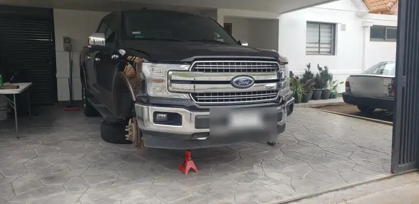Camioneta Ford F-150 durante un servicio de frenos a domicilio
