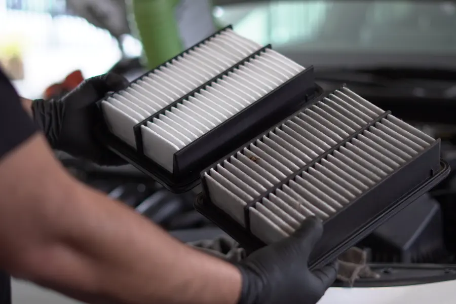 Filtro de aire de motor nuevo comparado con el filtro saturado retirado