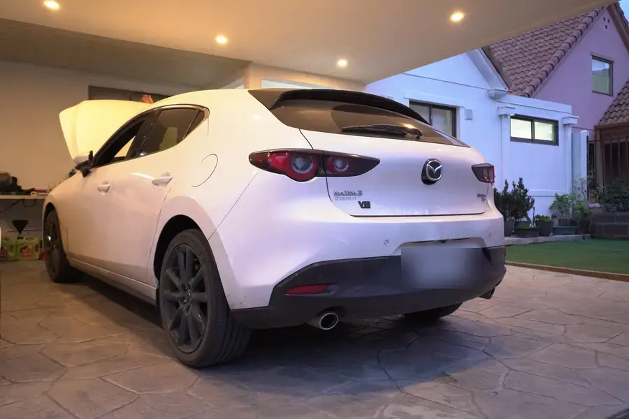 Mazda 3 con su mantención terminada en el estacionamiento del cliente