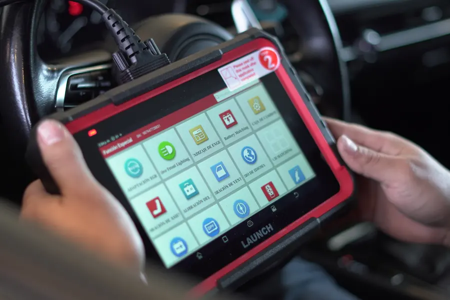 Scanner de diagnóstico multimarca conectado al vehículo durante una revisión precompra de VALTO Automotriz
