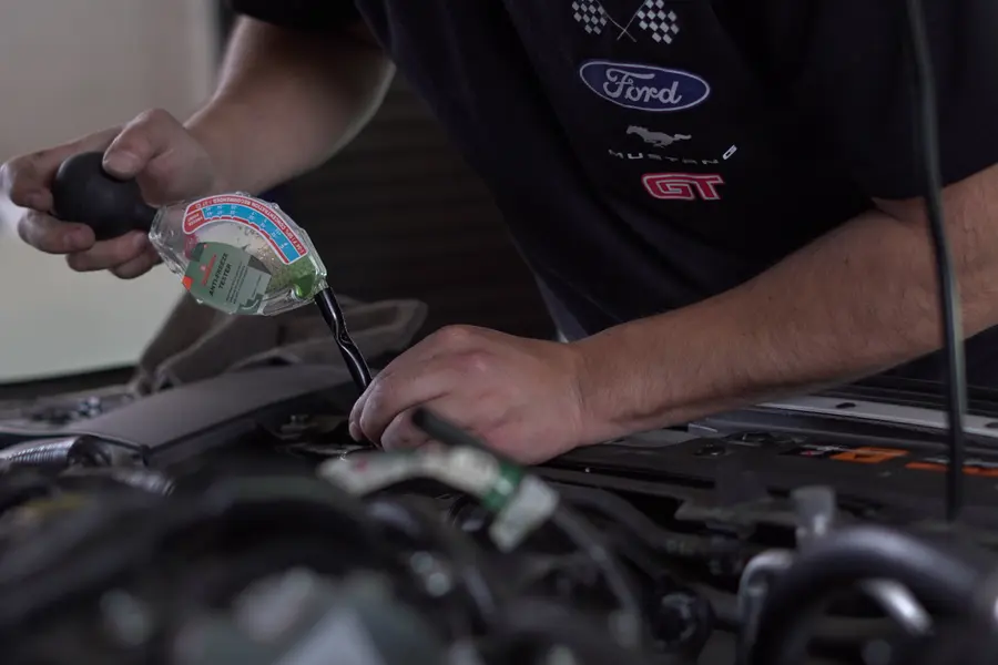 Medición de la concentración del refrigerante con tester durante la inspección de un auto usado