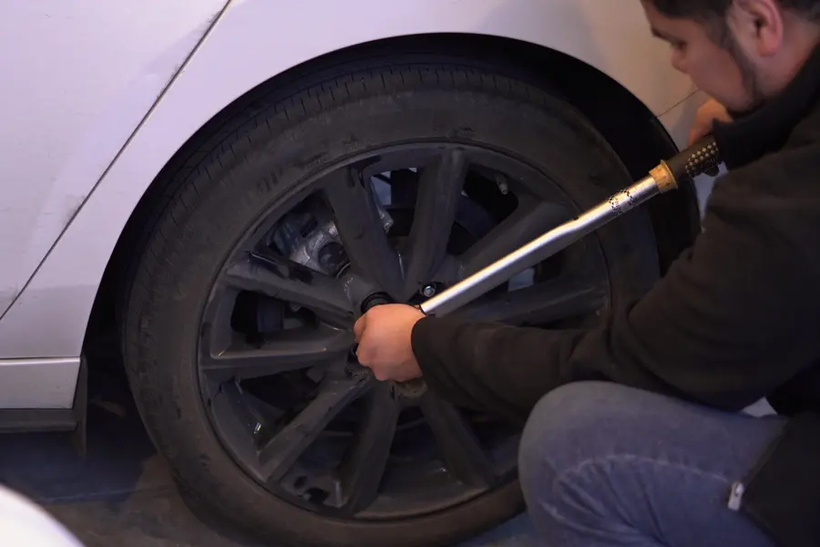 Apriete de las tuercas de la rueda con torquímetro al valor especificado por el fabricante