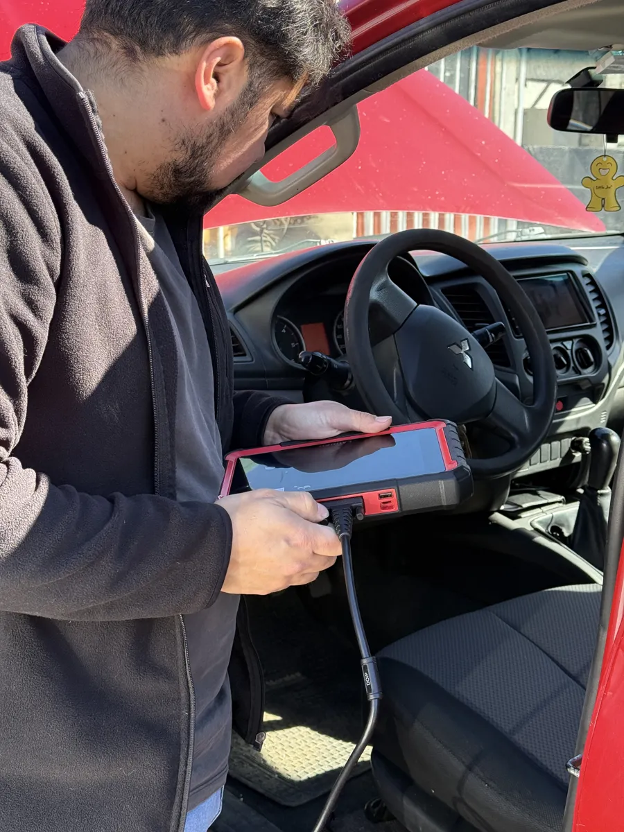 Escáner de diagnóstico conectado a la Mitsubishi L200