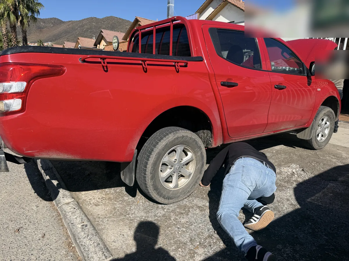 Revisión por debajo de la Mitsubishi L200 durante la revisión precompra