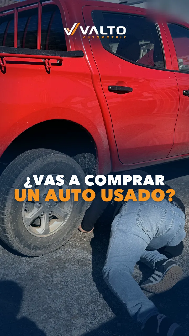 Juan Pablo Valdivia, de Valto Automotriz, presentando la revisión precompra de autos usados