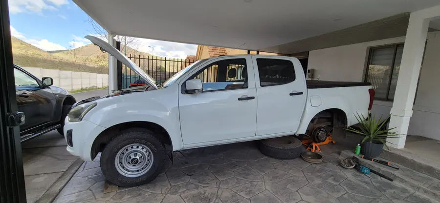 Chevrolet D-Max con la rueda trasera desmontada para revisar frenos