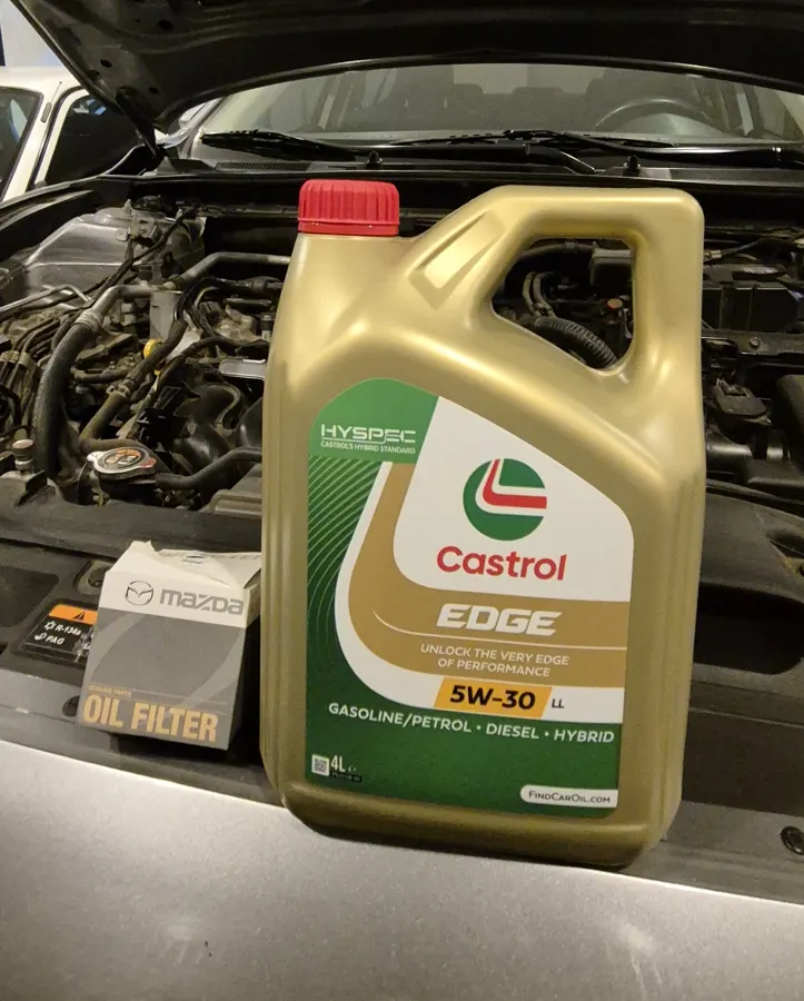 Aceite de motor y filtro original sobre un Mazda 3 durante su mantención
